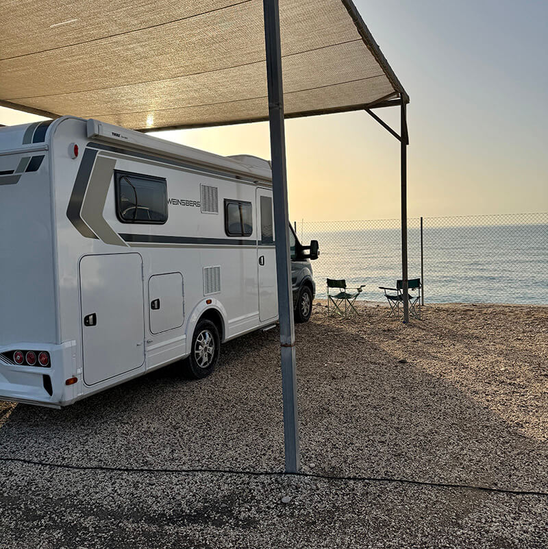 Interior y exterior de autocaravana